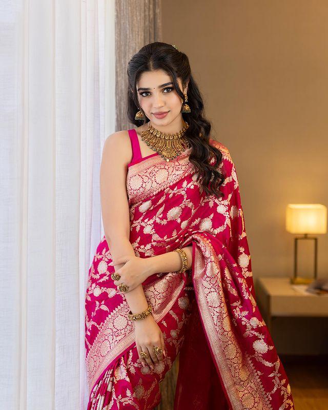 PURE BANARASI Silk Saree, Exuding Regal Charm With Its Rich Pallu