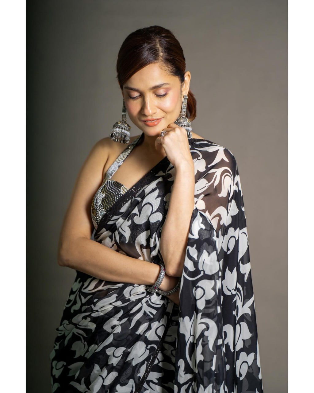 Premium georgette saree
work digital print saree with black sparkle lace border on saree