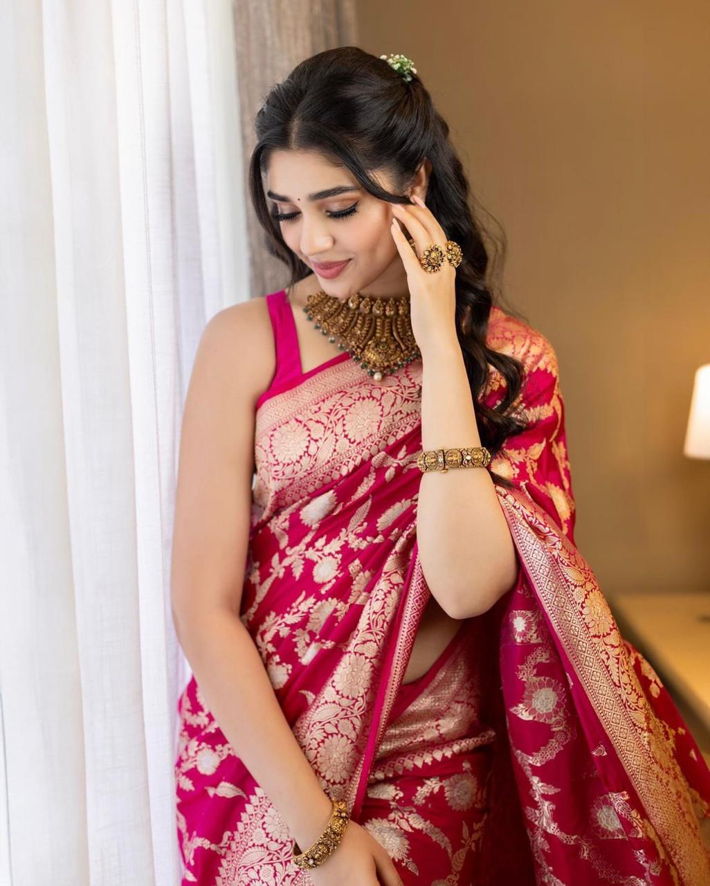 PURE BANARASI Silk Saree, Exuding Regal Charm With Its Rich Pallu