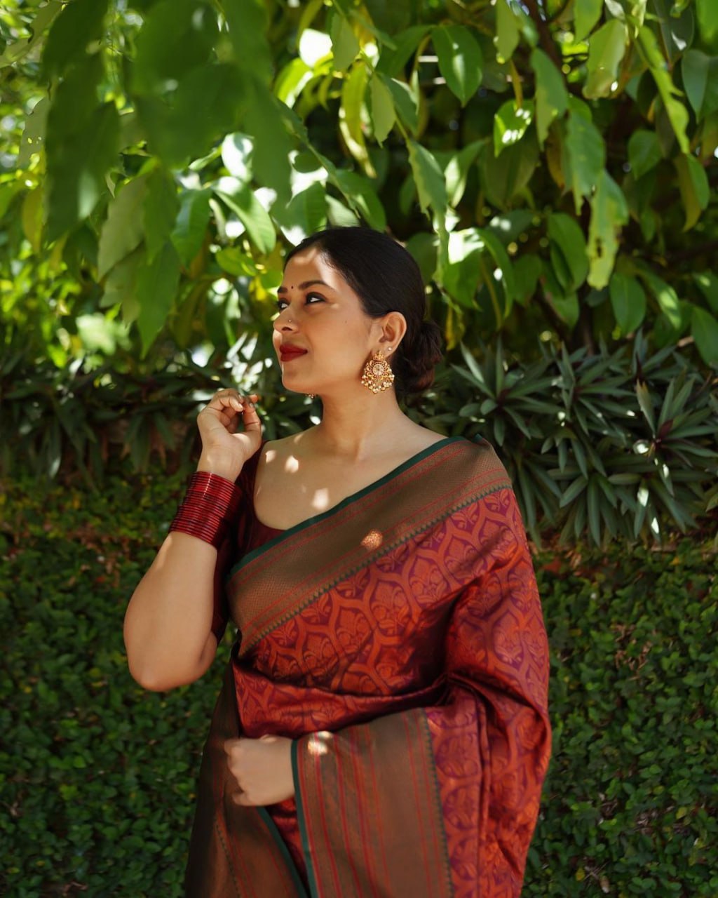 PURE BANARASI Silk Saree, Exuding Regal Charm With Its Rich Pallu And Intricate Brocade Blouse