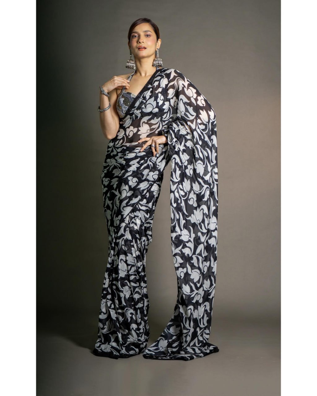 Premium georgette saree
work digital print saree with black sparkle lace border on saree