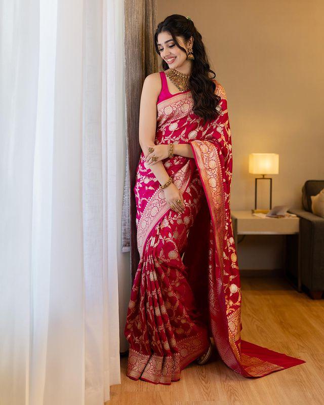 PURE BANARASI Silk Saree, Exuding Regal Charm With Its Rich Pallu