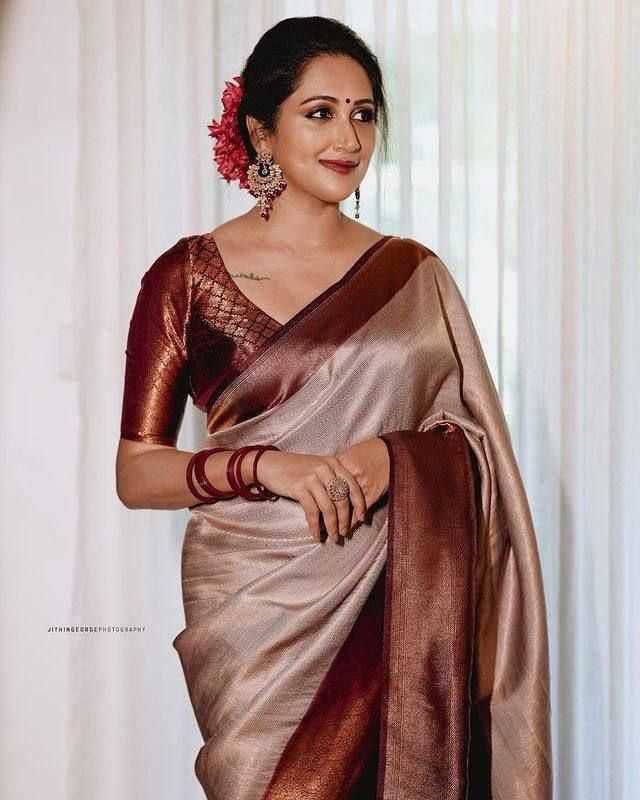Lichi Silk Saree with Rich Jacquard Weave & Designer Pallu