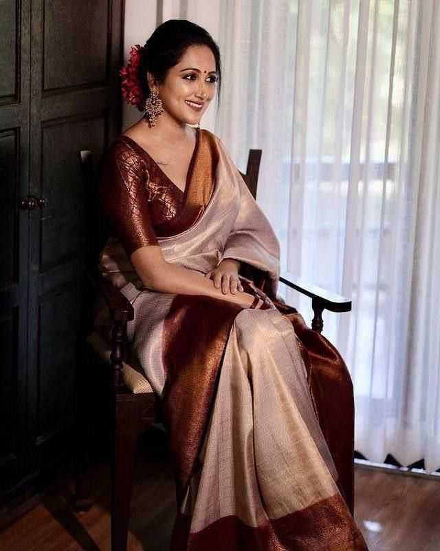 Lichi Silk Saree with Rich Jacquard Weave & Designer Pallu