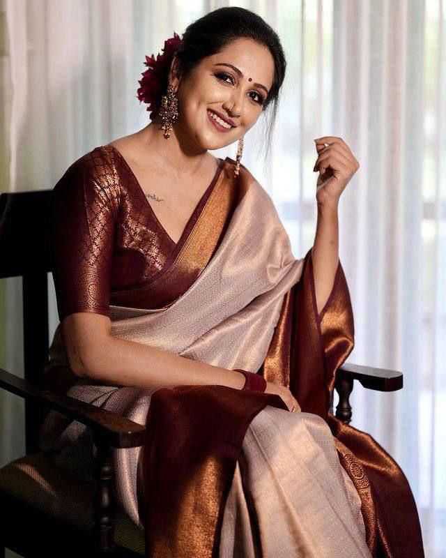 Lichi Silk Saree with Rich Jacquard Weave & Designer Pallu