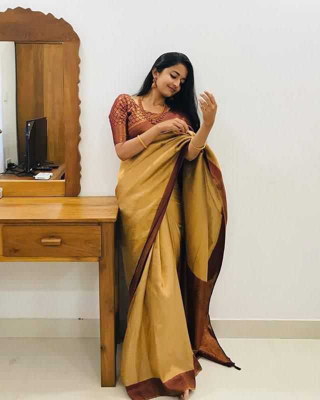 Lichi Silk Saree with Rich Jacquard Weave & Designer Pallu
