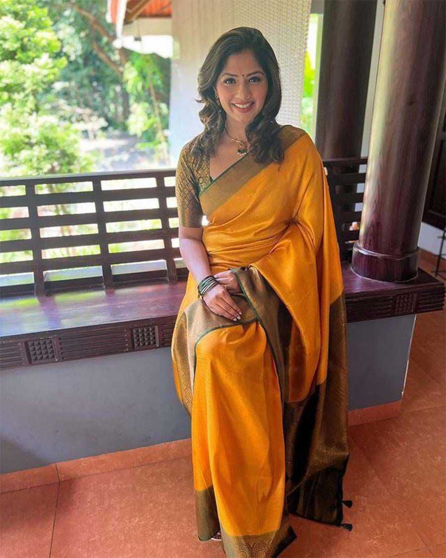 Lichi Silk Saree with Rich Jacquard Weave & Designer Pallu