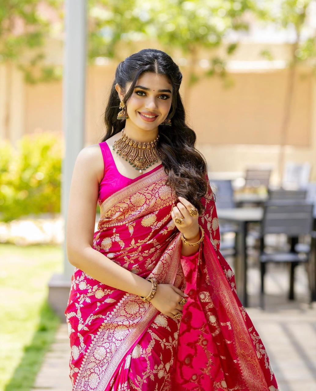 PURE BANARASI Silk Saree, Exuding Regal Charm With Its Rich Pallu