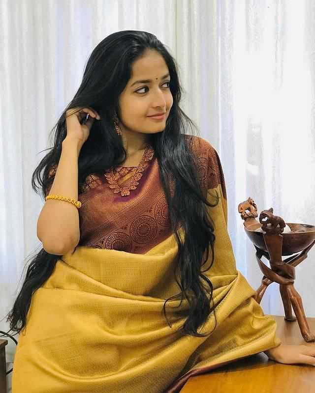 Lichi Silk Saree with Rich Jacquard Weave & Designer Pallu