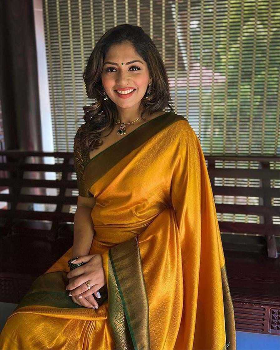 Lichi Silk Saree with Rich Jacquard Weave & Designer Pallu