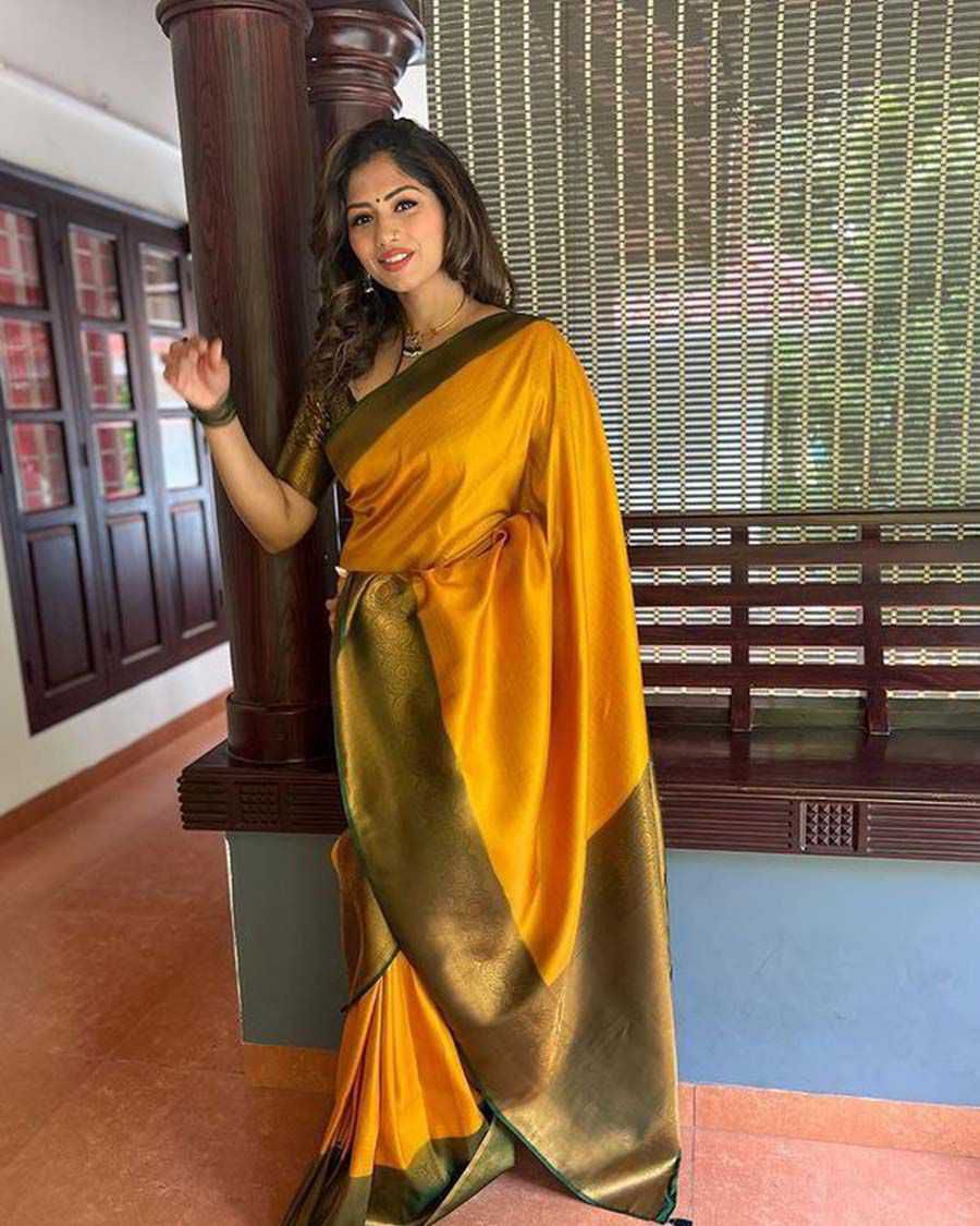 Lichi Silk Saree with Rich Jacquard Weave & Designer Pallu