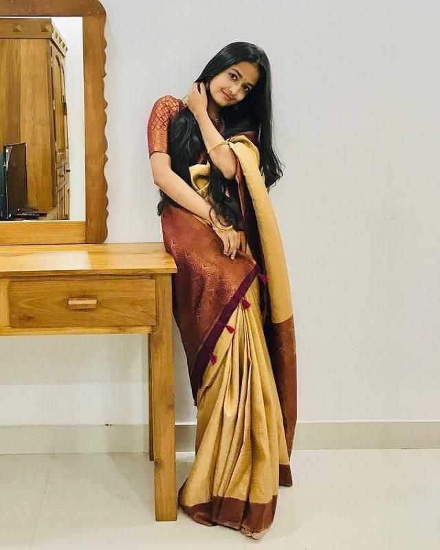 Lichi Silk Saree with Rich Jacquard Weave & Designer Pallu